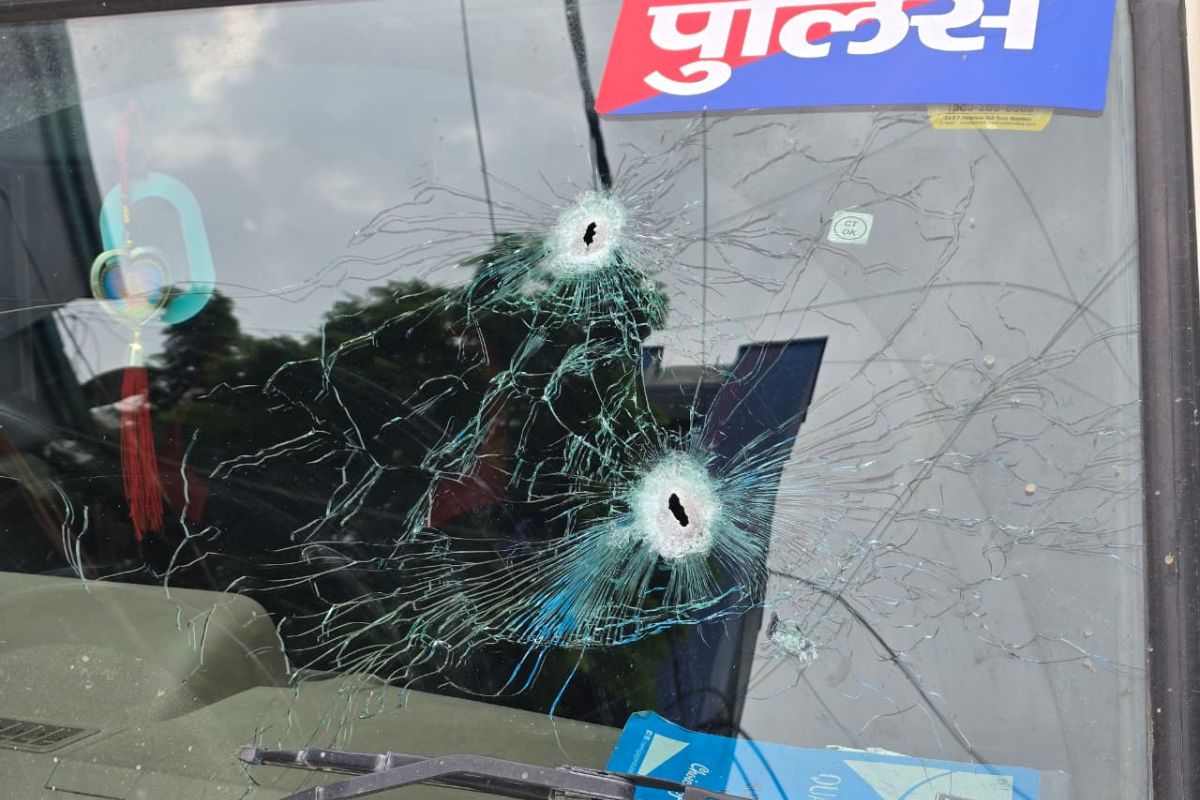 पुलिस वाहन पर दो गोली के निशान