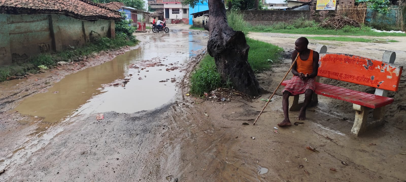 फुलवार चौक से नरकटिया मार्ग बना तालाब, आधा दर्जन गांवों की आबादी का चलना हुआ दूभर