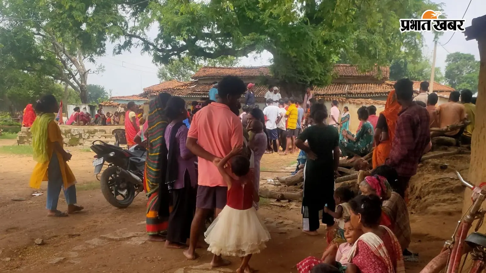 गुमला : तीन साल की बच्ची से दुष्कर्म, पंचायत ने आरोपी पर लगाया एक लाख का जुर्माना, 20 हजार रुपये लेकर मनायी पार्टी