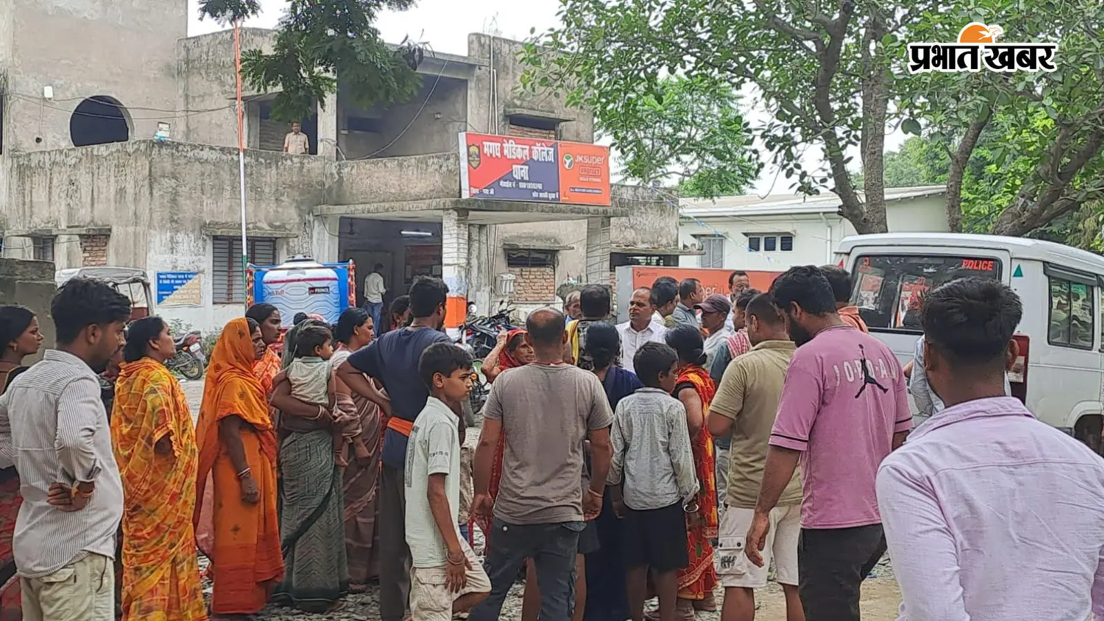 गया जी में हत्या के आरोपितों को छोड़ने के विरोध में सड़क जाम, वाहनों की लगी लंबी कतार, मगध मेडिकल थाना का भी घेराव