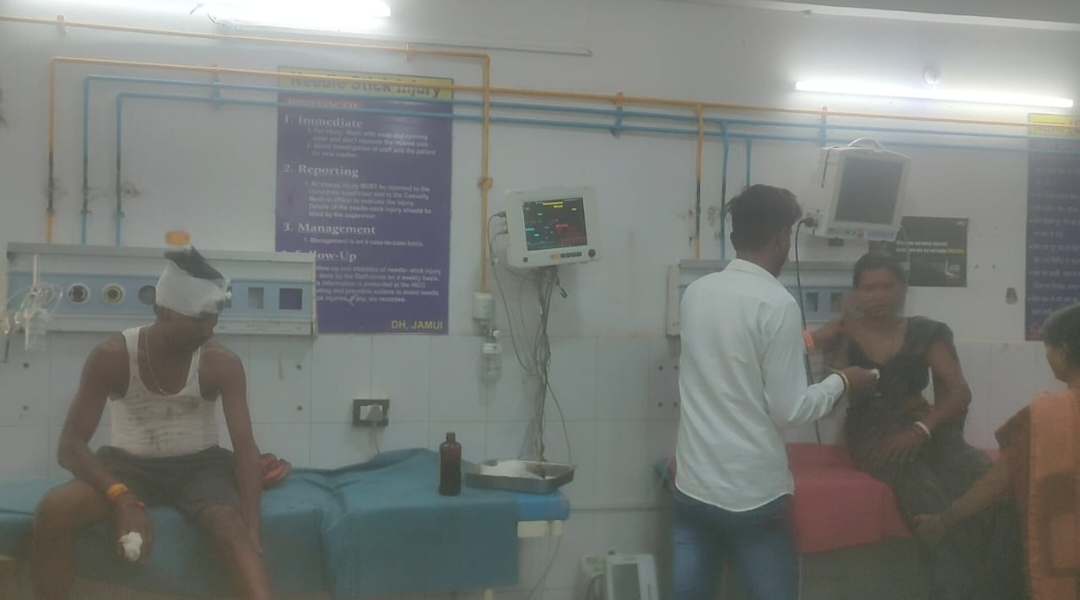 देवघर से लौट रही कार ट्रक से टकराई, तीन मासूम समेत पांच घायल, एक की हालत गंभीर, पटना रेफर