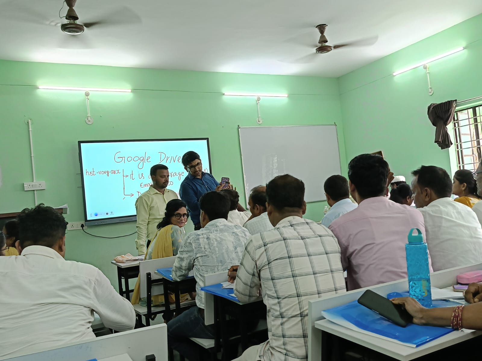 सुपौल के बरुआरी स्कूल में डिजिटल शिक्षा की नई पहल, शिक्षकों ने सीखी Smart Class और AI तकनीक