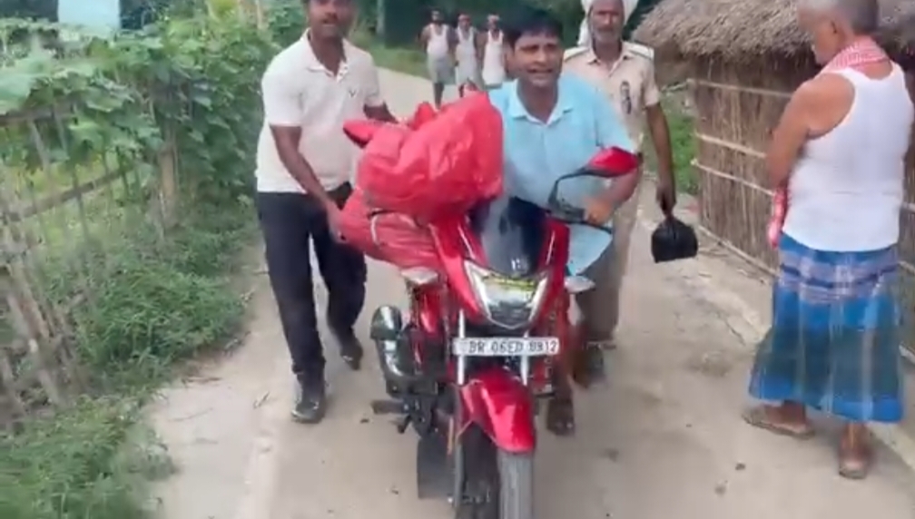 शर्मनाक… बुलेट नहीं मिली तो ले ली जान, फिर ससुराल वालों ने शव छूने से किया इनकार, बाइक पर बहन की लाश ले जाने को मजबूर हुआ भाई