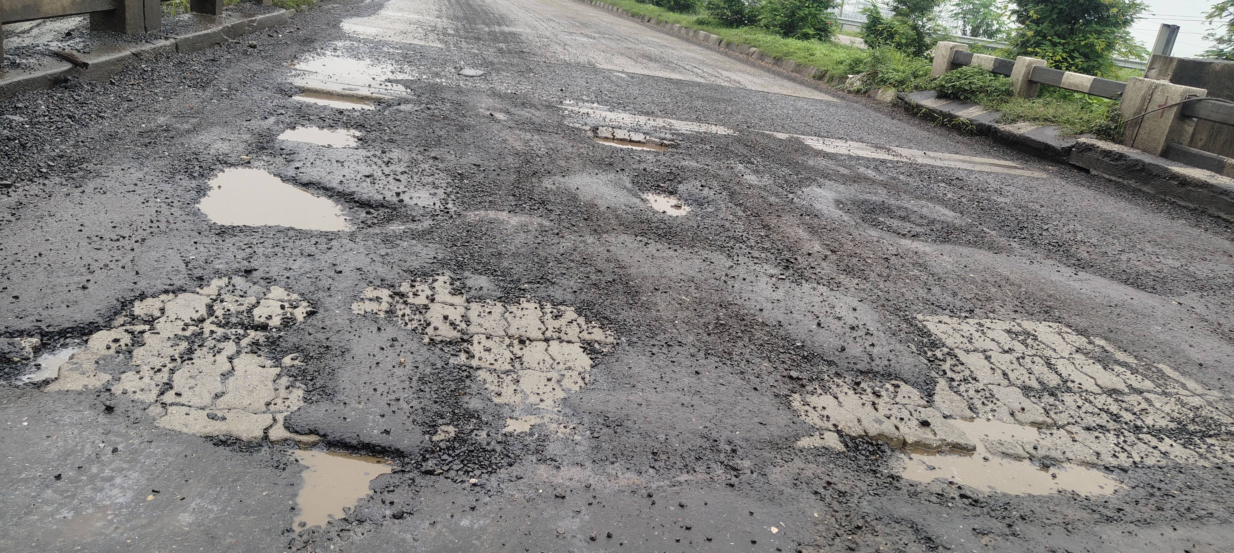 एनएच-327ई पर सफर बना जानलेवा, पुल पर गड्ढों में फंस रहे वाहन