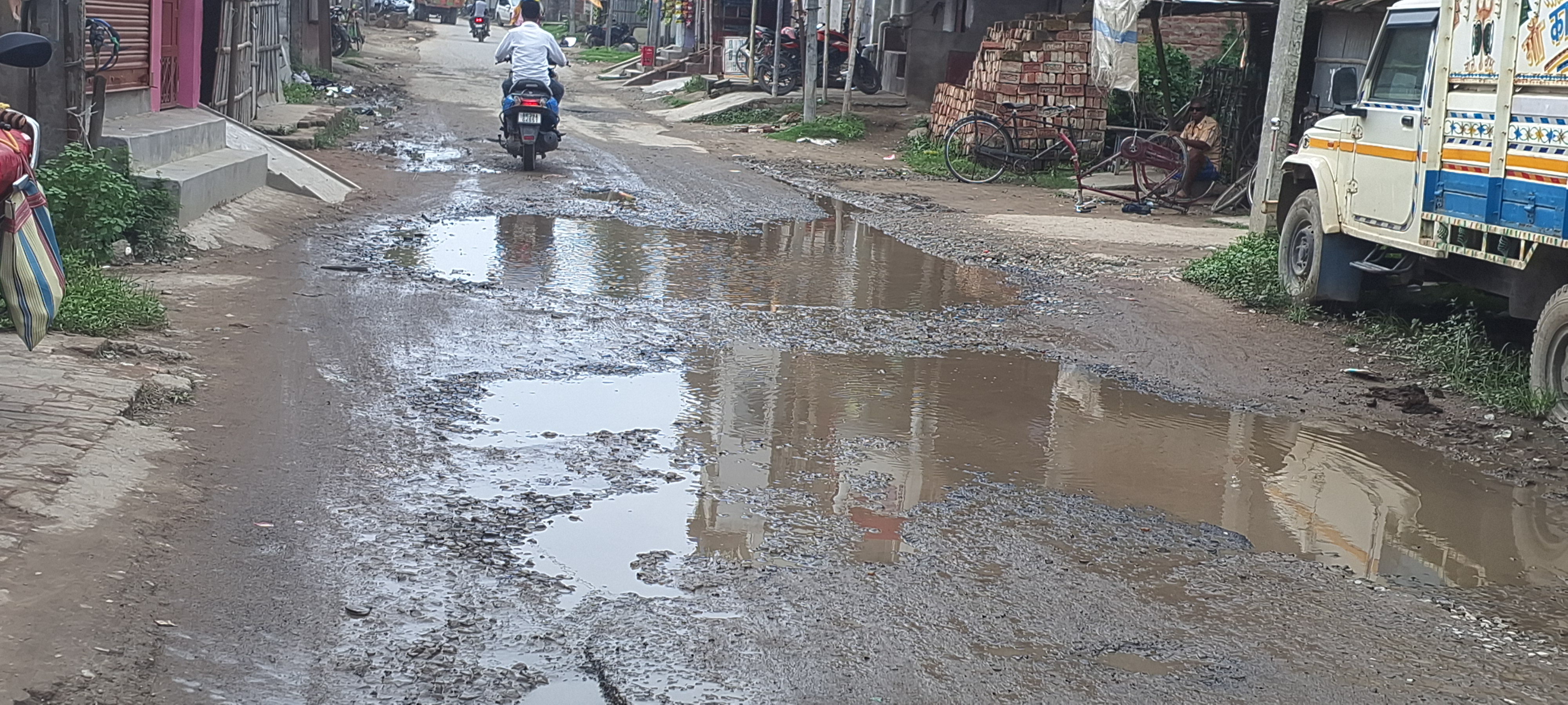 कुरसेला में बाजार और रेलवे स्टेशन को जोड़ने वाली सड़क बदहाल, राहगीर परेशान