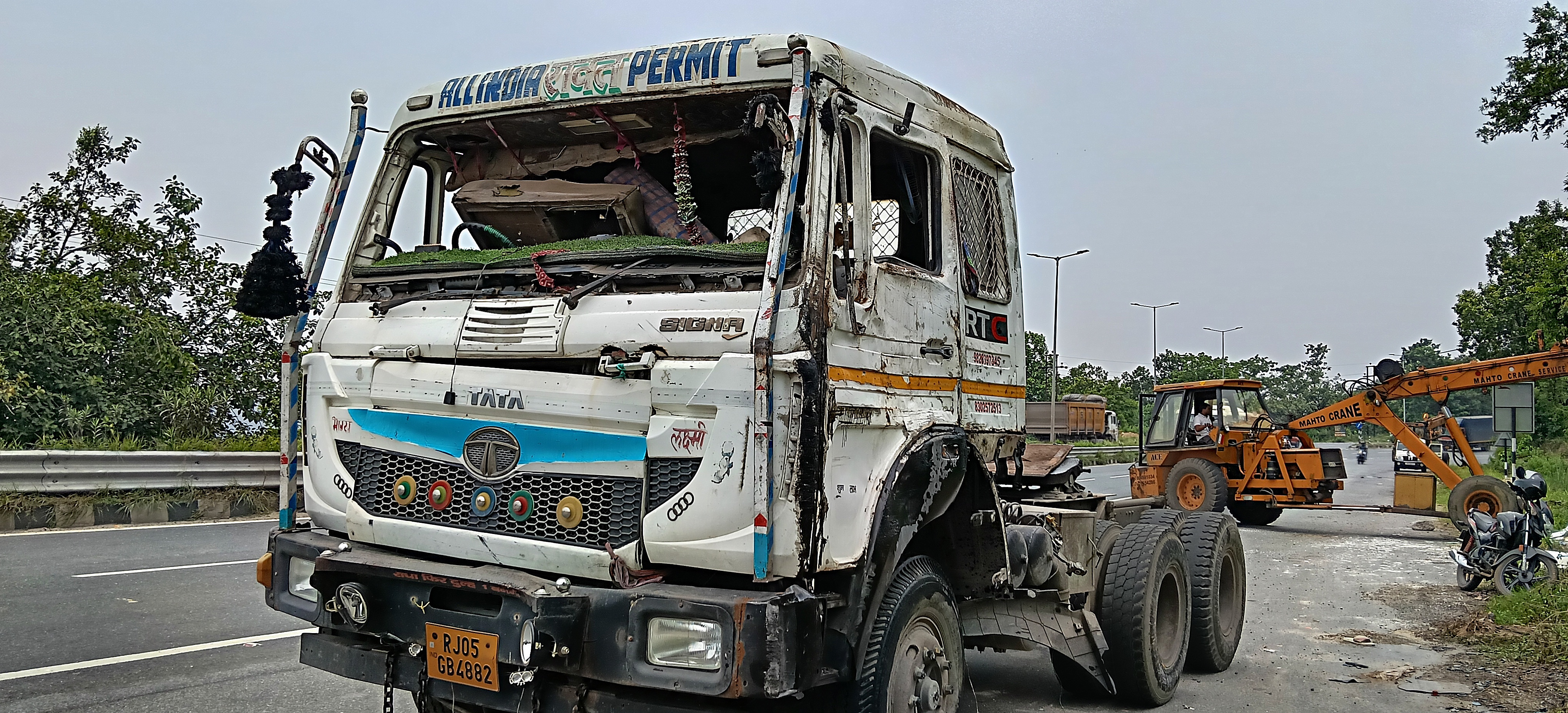 रामगढ़: चुटूपालू घाटी में कोयला लदा ट्रेलर दुर्घटनाग्रस्त, जेसीबी और क्रेन से रास्ता कराया गया साफ