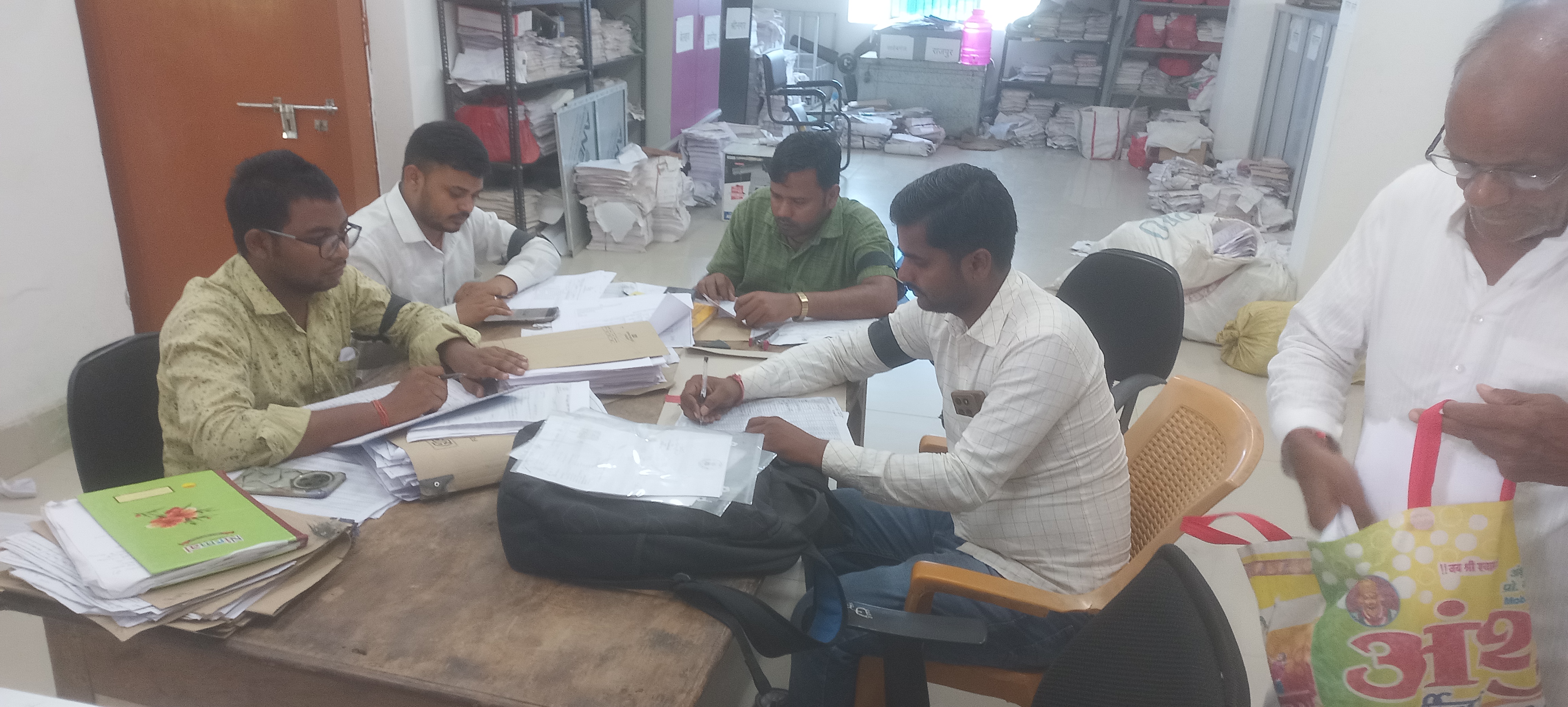 मांगें पूरी नहीं होने पर काला बिल्ला लगाकर काम कर रहे राजस्व कर्मचारी, आंदोलन होगा तेज