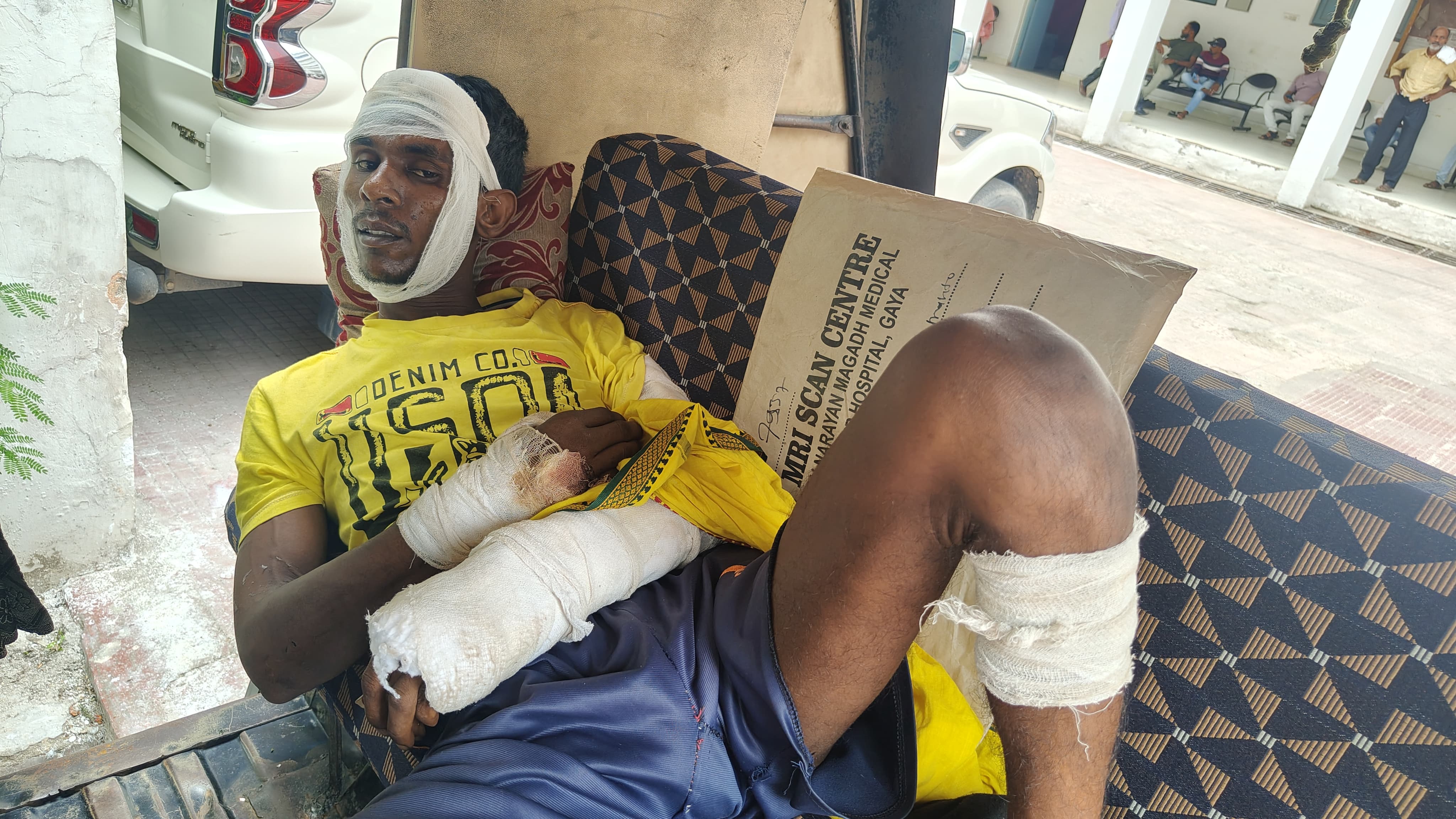 औरंगाबाद: चोरी के आरोप में दिव्यांग युवक की पिटाई, पेड़ से बांधकर मारने का आरोप