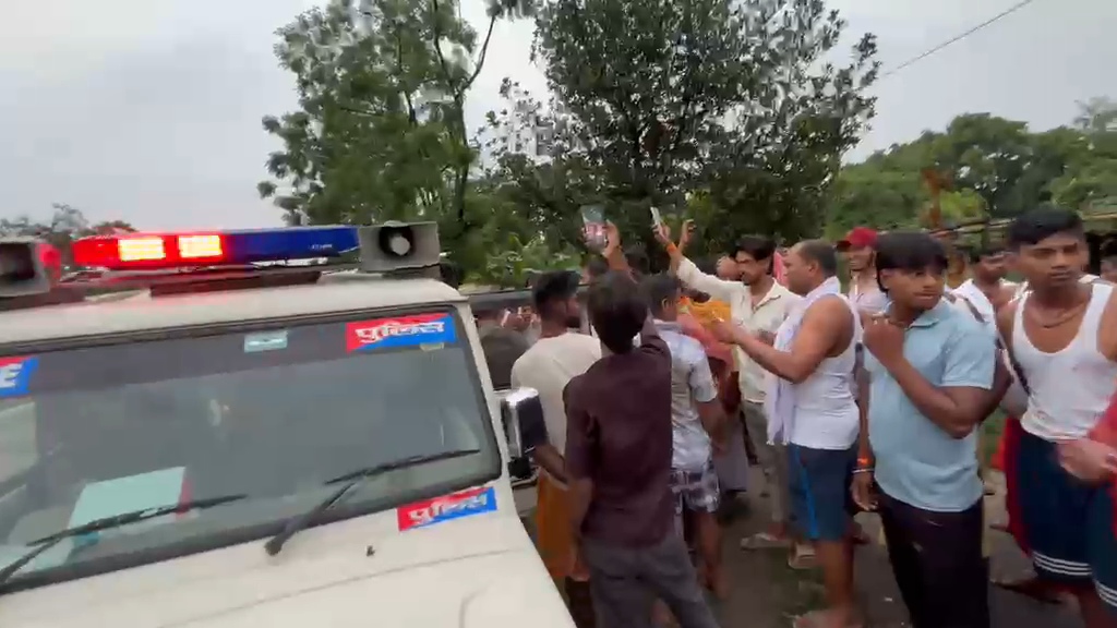 वैशाली में नशे में धुत दारोगा पर आर्मी जवान पर फायरिंग का आरोप, सर्विस रिवॉल्वर और शराब की बोतल बरामद