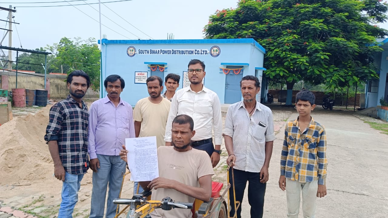 चांदन के एक गांव में 1 किमी दूर से तार खींच घर में पहुंच रही बिजली, ग्रामीणों ने पोल लगाने की उठायी मांग