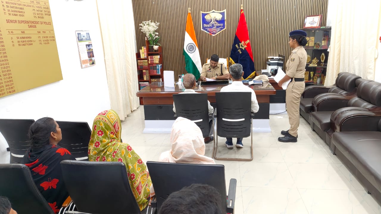 सारण में एसएसपी विनीत कुमार ने की जनसुनवाई, शिकायतों के त्वरित निष्पादन के दिए निर्देश