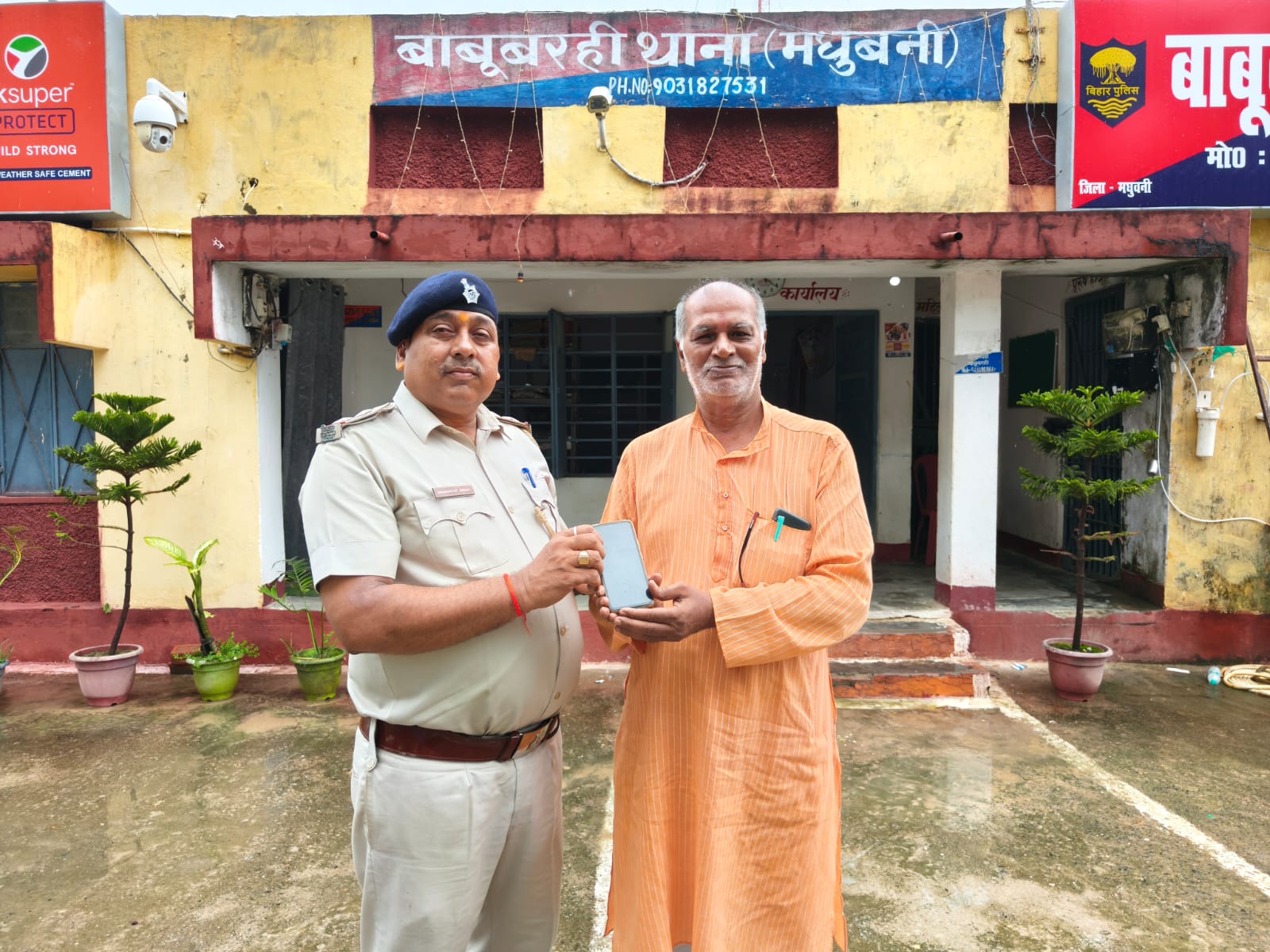 खोया मोबाइल पुलिस ने खोज निकाला, ऑपरेशन मुस्कान के तहत असली मालिक को लौटाया फोन