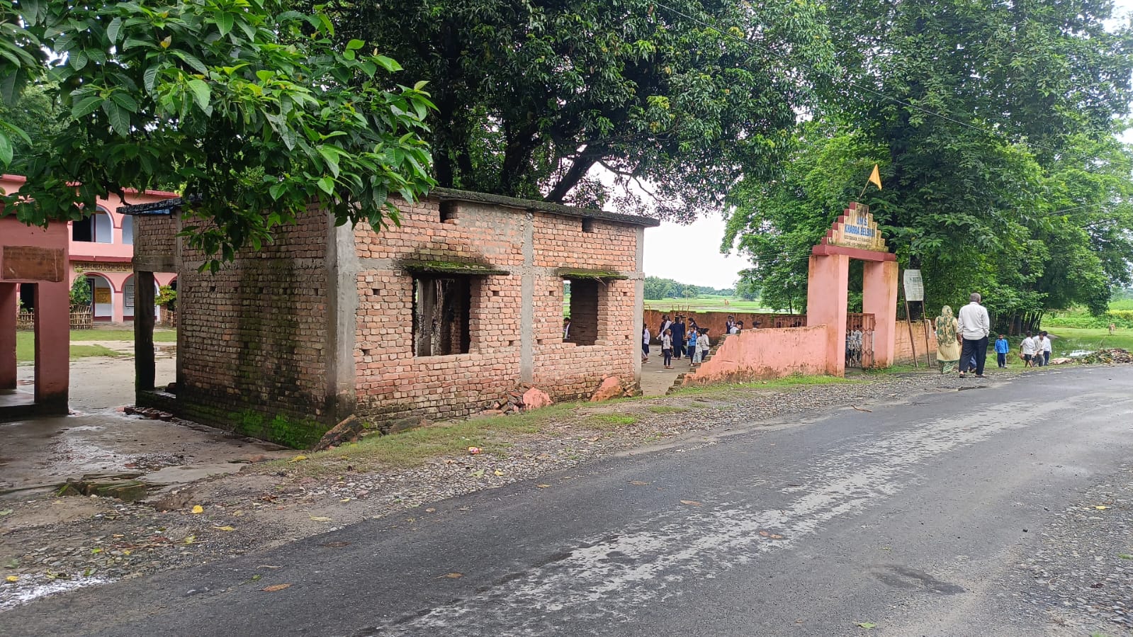 चारदीवारी टूटी, सड़क किनारे स्कूल में बच्चों की सुरक्षा भगवान भरोसे