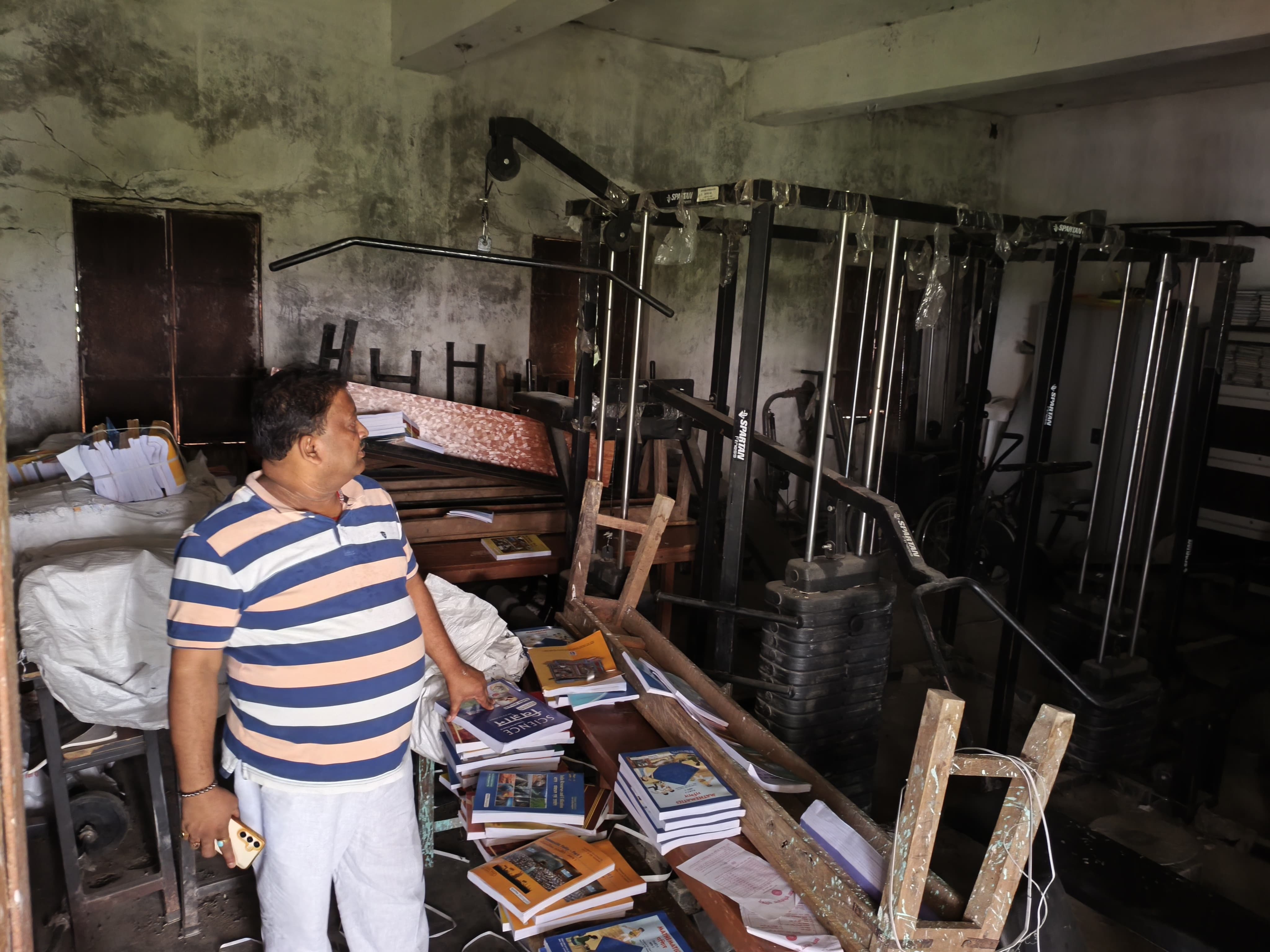 863 बच्चों का नामांकन, लेकिन कक्षा में सिर्फ एक छात्रा... मधुबनी के सरकारी स्कूल के निरीक्षण में चौंकाने वाला खुलासा