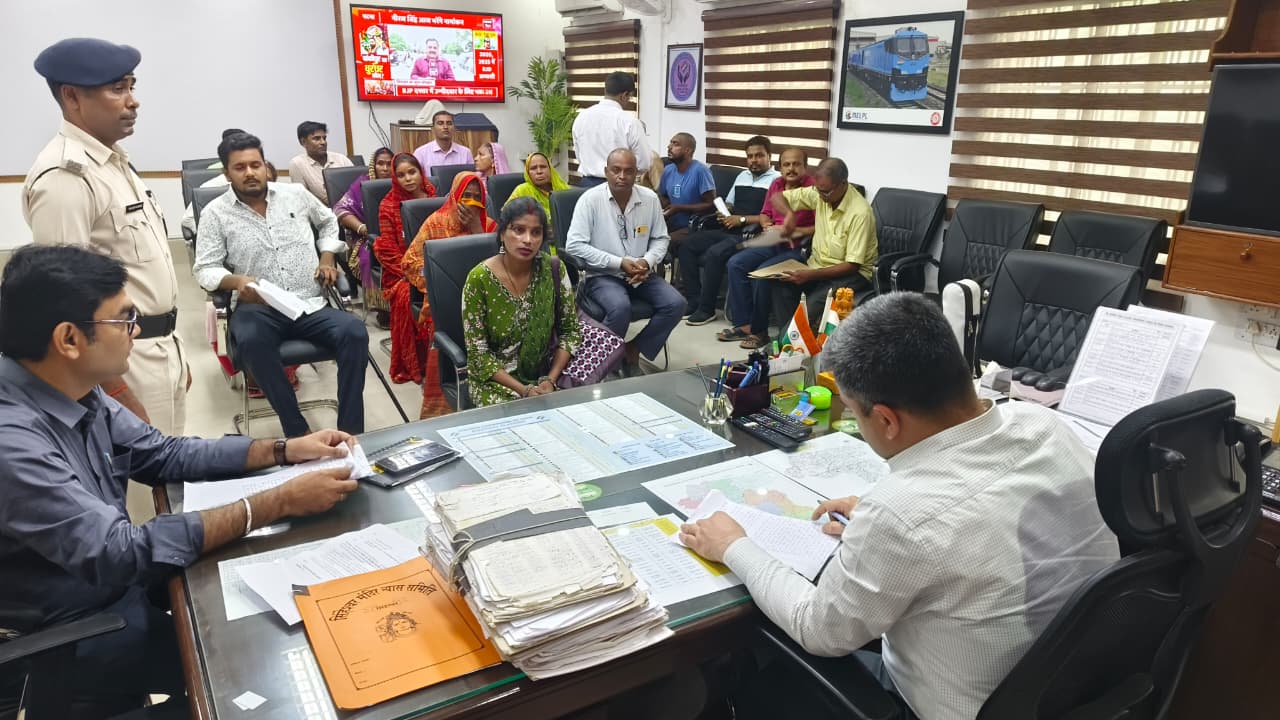 डीएम अभिषेक रंजन ने जनसुनवाई में सुनीं 31 फरियादें, अधिकारियों को त्वरित कार्रवाई का निर्देश