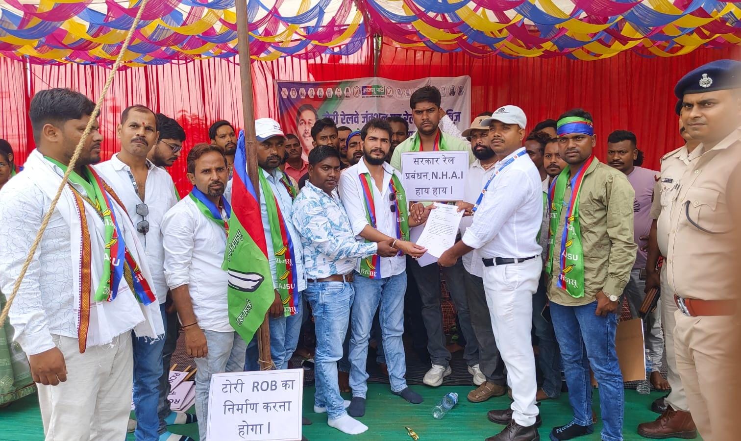 घूम-घूम कर भोज-भात खाने से नहीं होगा, यहां आकर जनता को जवाब दे प्रतिनिधि : आजसू