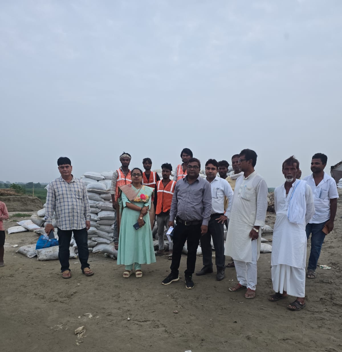 कमला-बलान तटबंध के चौड़ीकरण की मांग पर जल संसाधन विभाग की टीम ने किया निरीक्षण