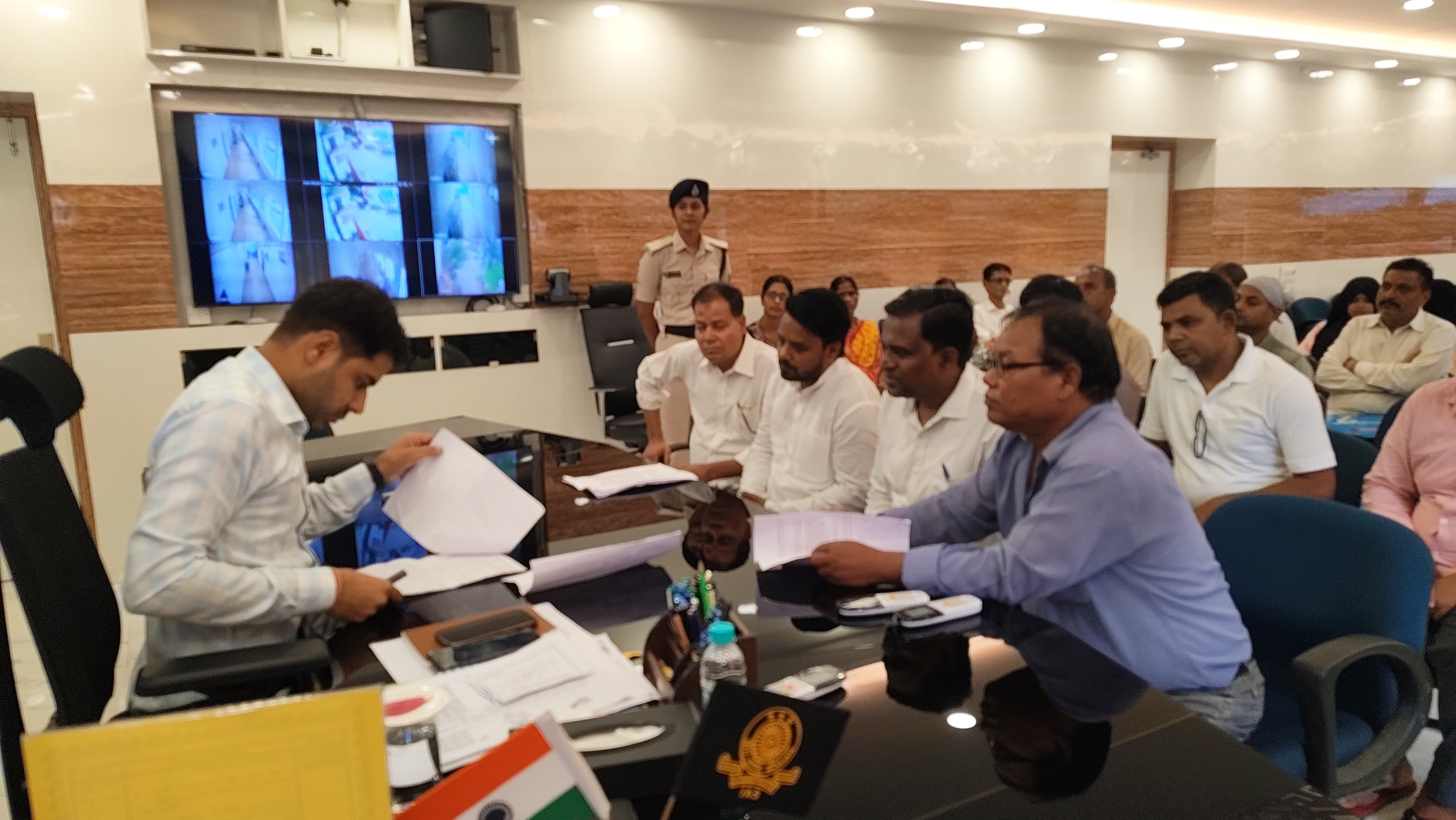 सबका सम्मान-जीवन आसान, अभियान पर डीएम सख्त, सप्ताह में दो दिन जनता से मिलना होगा अनिवार्य