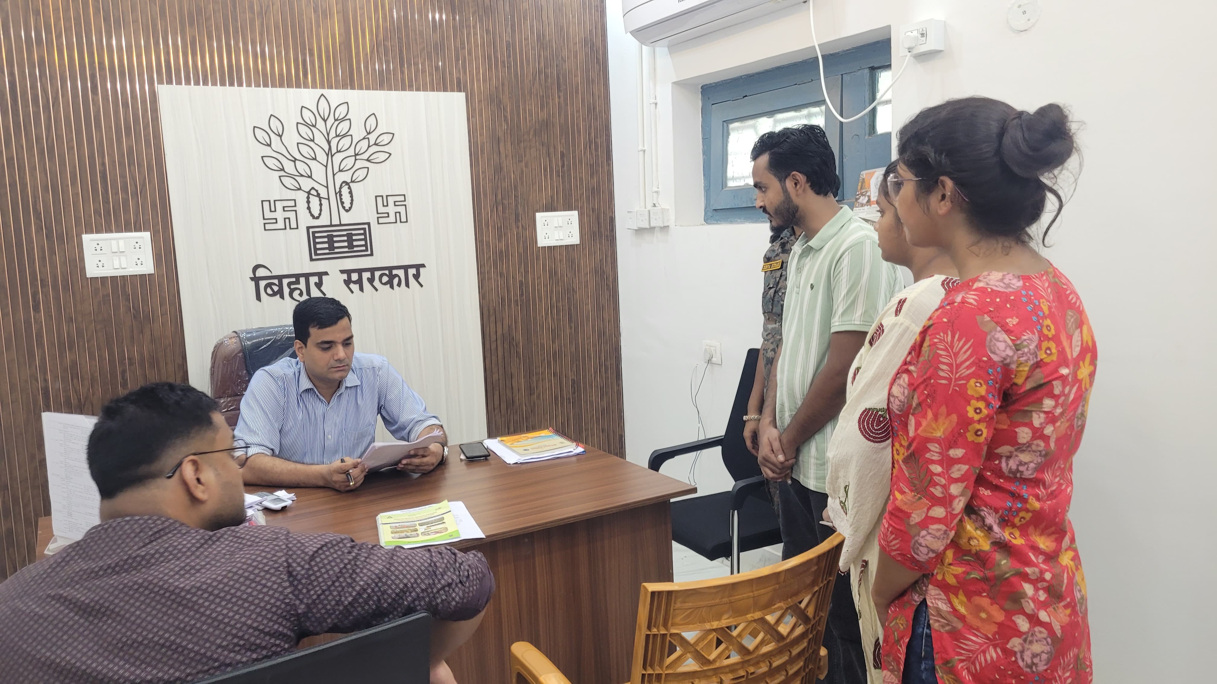 डीएम के जनता दरबार में आमजनों की समस्याओं का ऑन द स्पॉट निवारण
