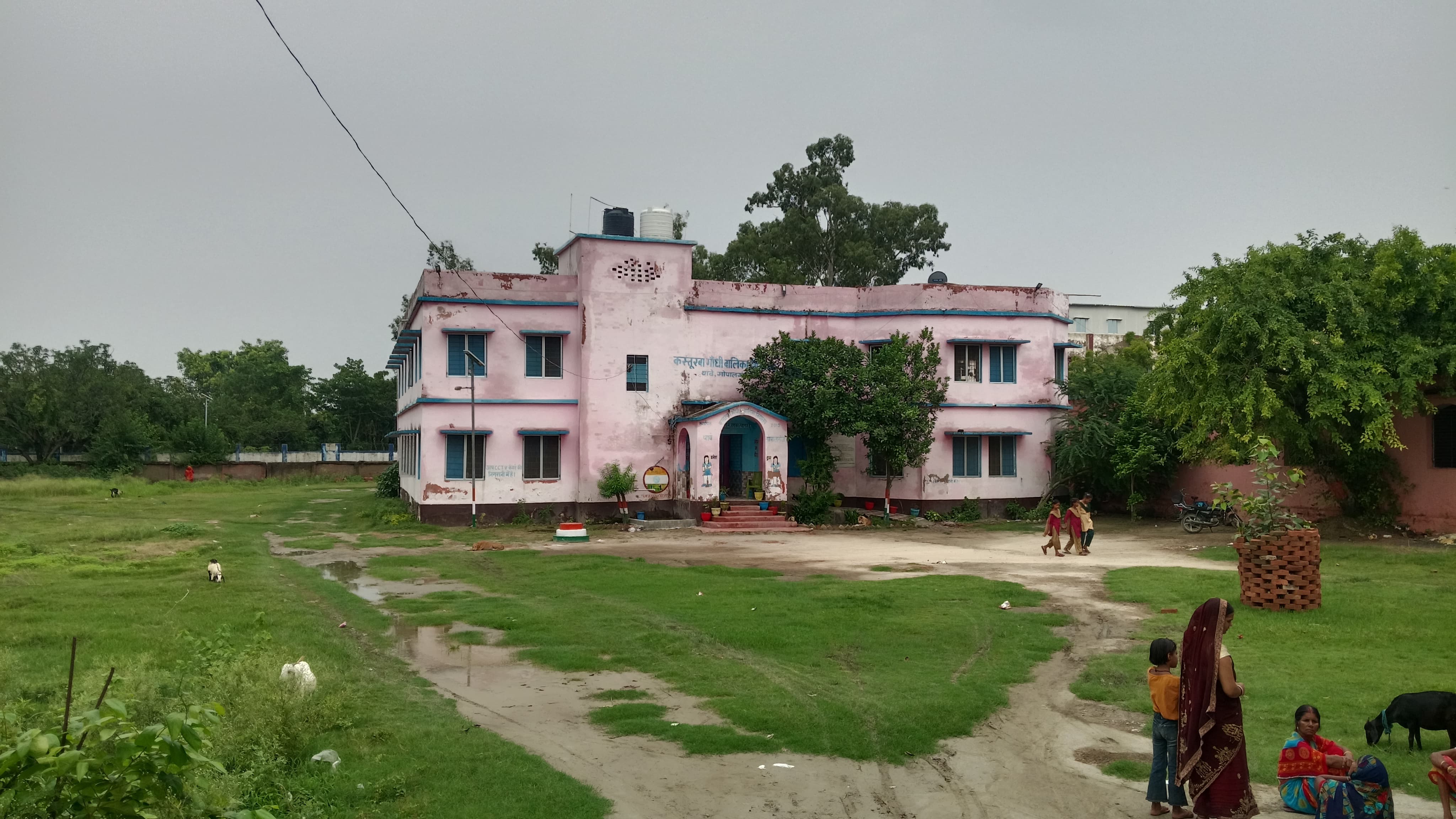 गोपालगंज के तीन कस्तूरबा गांधी बालिका विद्यालय बिना चारदीवारी के, डीपीओ ने सुरक्षा व्यवस्था कड़ी करने के दिए निर्देश