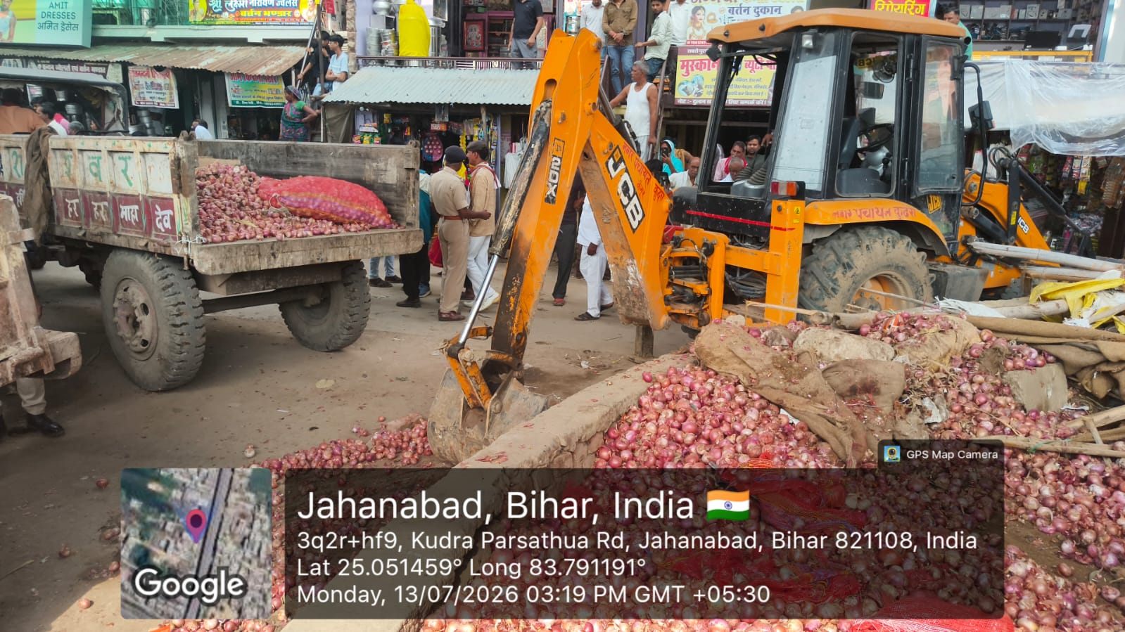 कैमूर: कुदरा में अतिक्रमण पर चला बुलडोजर, रेलवे ओवरब्रिज के नीचे वर्षो पुराना कब्जा हटाया