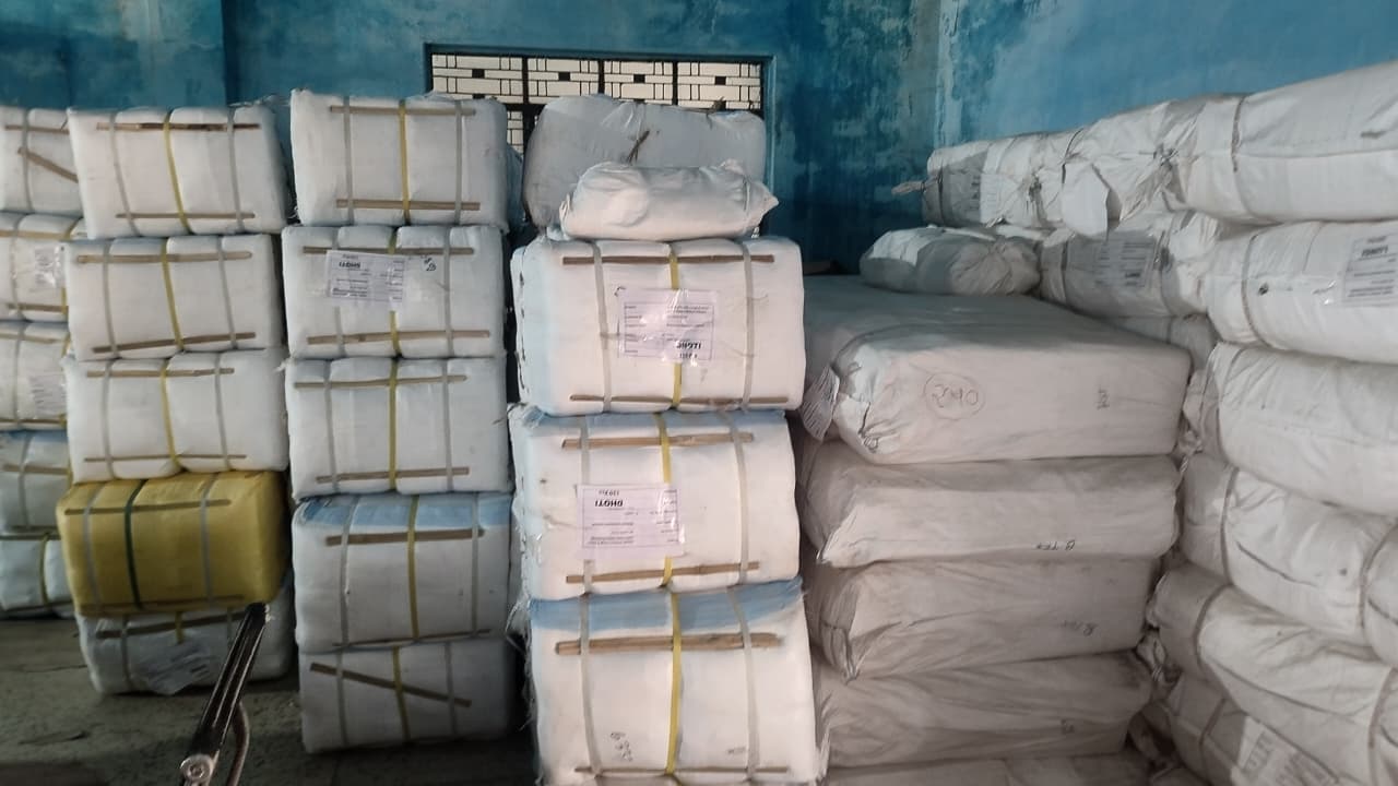 डंडई प्रखंड कार्यालय में महीनों से डंप है 28 हजार धोती-साड़ी-लूंगी, तकनीकी बाधा से वितरण ठप