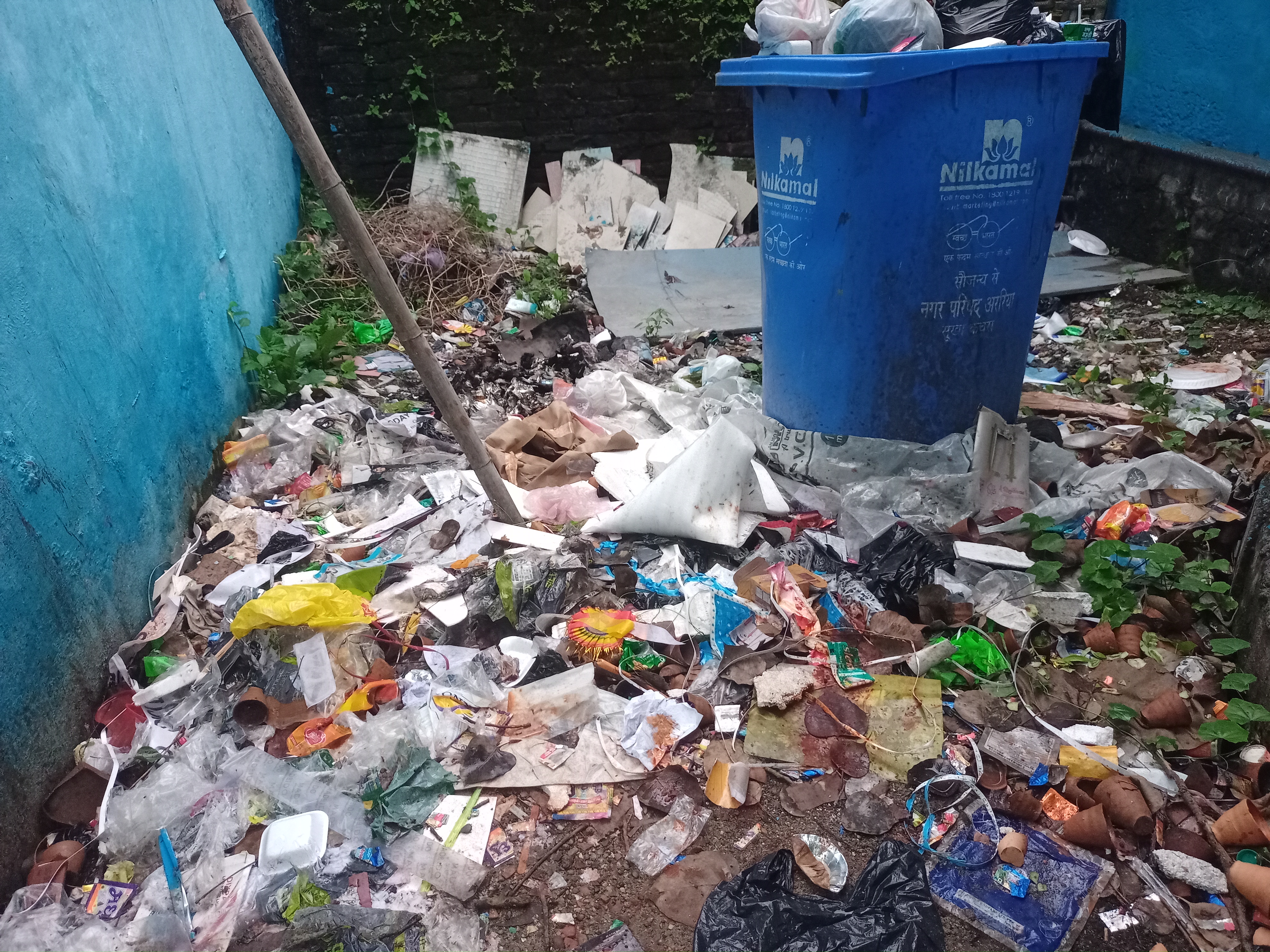 प्रभात खबर कार्यालय के पास हफ्तों से नहीं उठा कचरा, डस्टबिन ओवरफ्लो होने से लोगों में आक्रोश