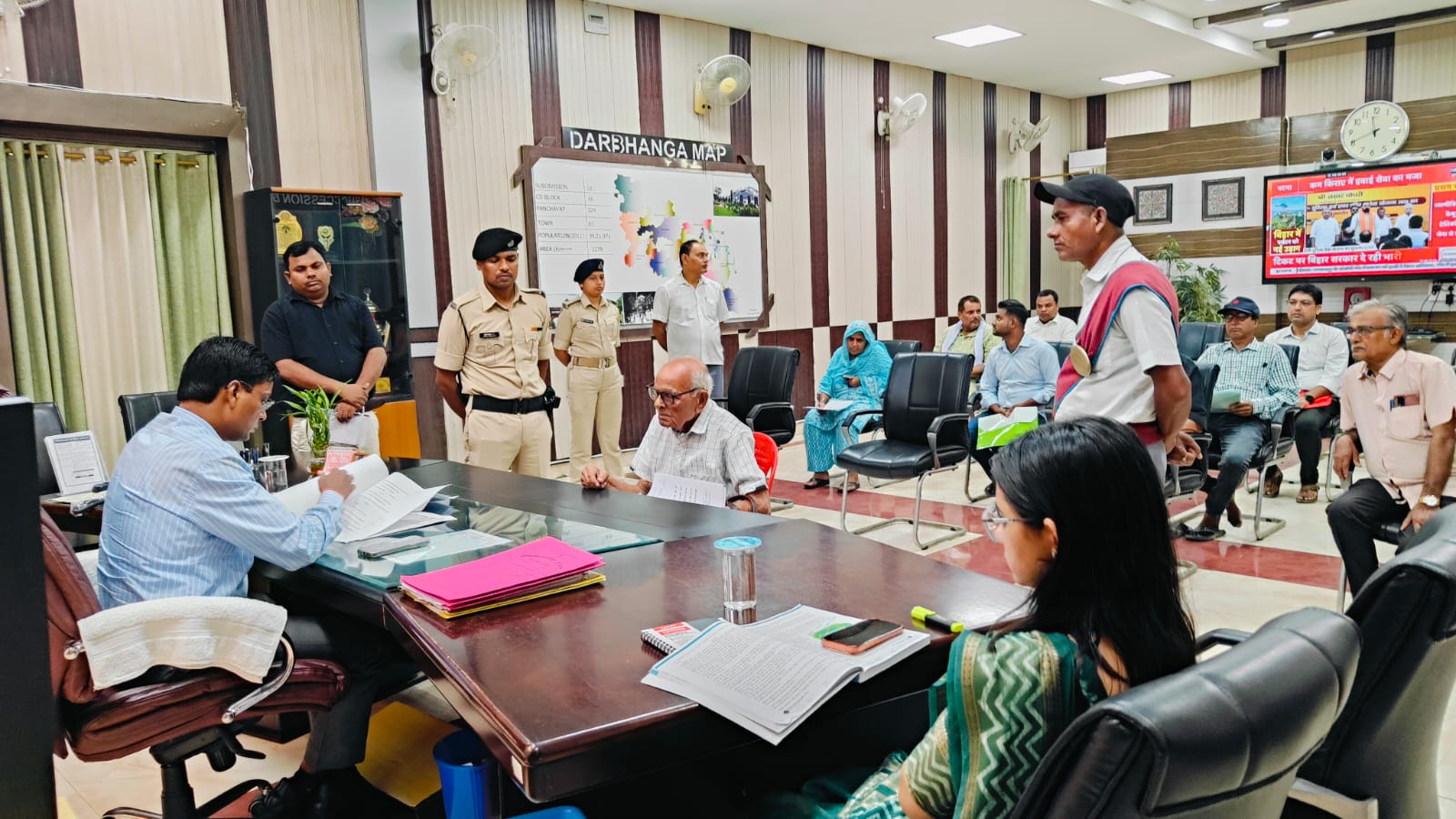 पूर्व सैनिकों की समस्याओं पर डीएम गंभीर, अधिकारियों को दिए त्वरित कार्रवाई के निर्देश
