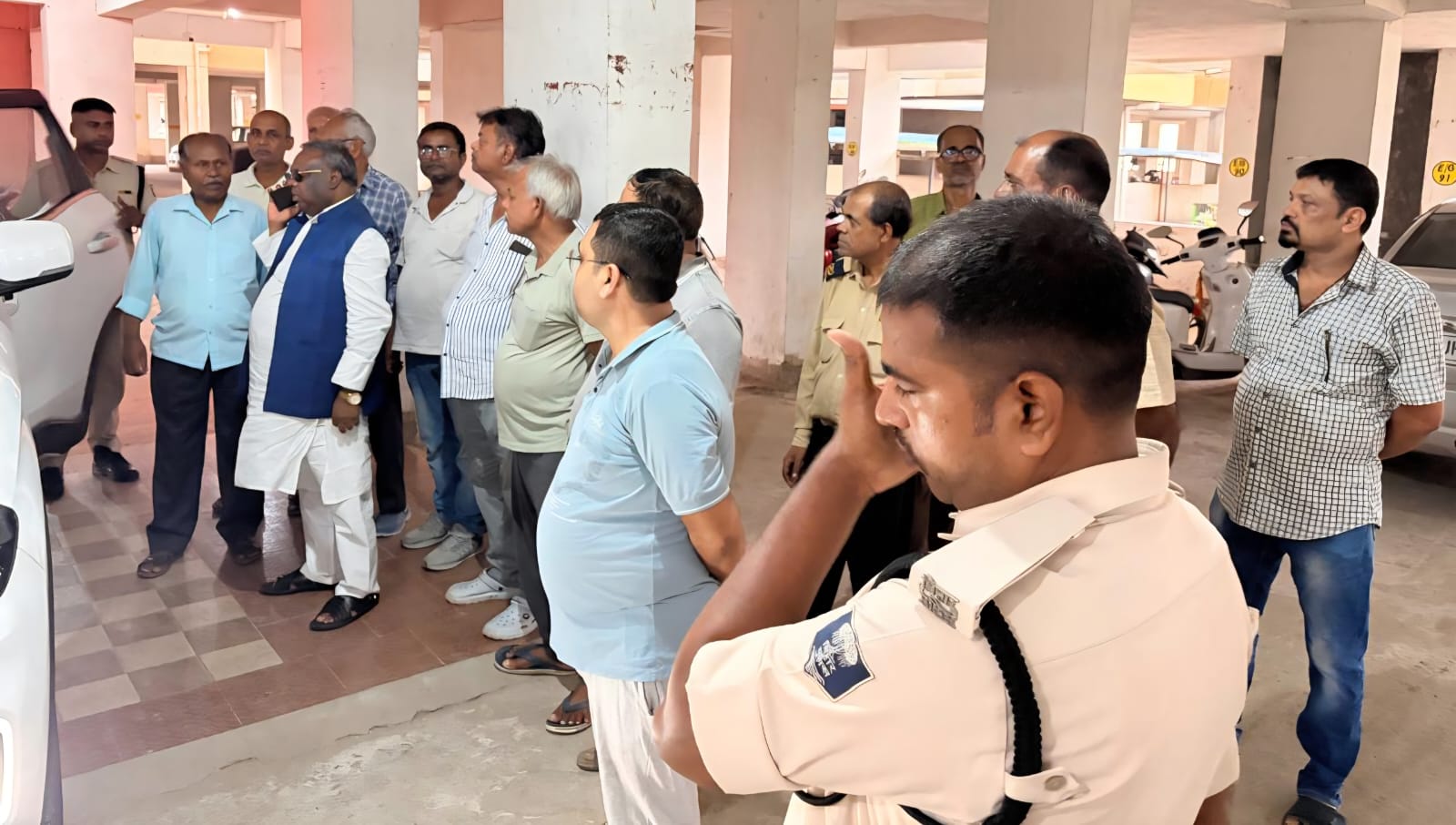 पटना: संपतचक में जलजमाव से फूटा लोगों का गुस्सा, विधायक अरुण मांझी का घेराव कर सौंपा मांग-पत्र