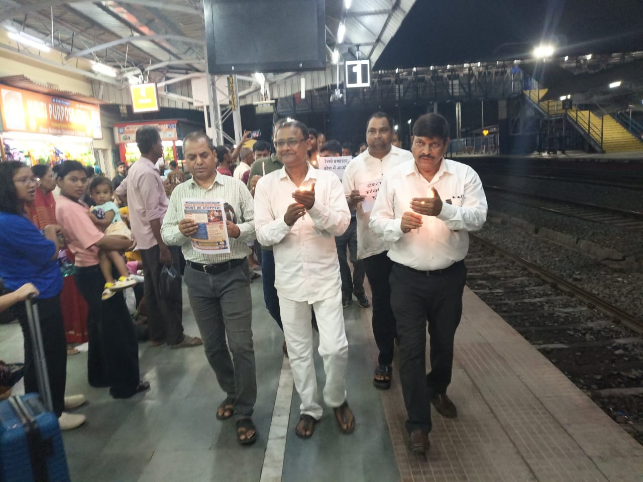 स्टेशन मास्टर के साथ अभद्रता के विरोध में पूर्णिया जंक्शन पर निकला कैंडल मार्च, कर्मचारियों ने की कार्रवाई की मांग