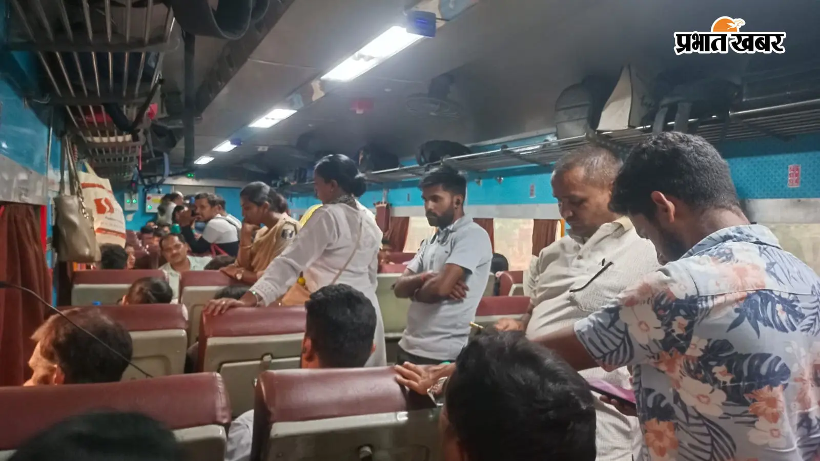 पटना-भभुआ इंटरसिटी के एसी कोच में घुसे जनरल टिकटधारी यात्री, कुछ देर हंगामे के बाद शांत हुआ मामला