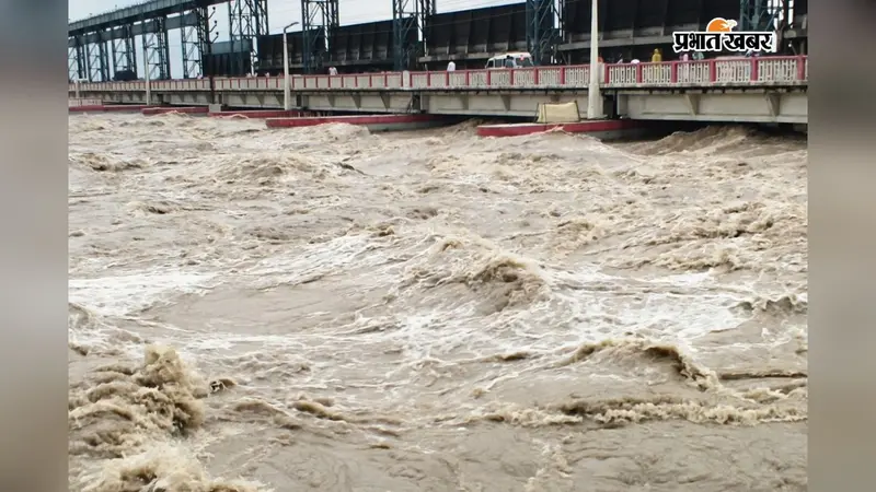 नेपाल में बारिश के बाद बढ़ा कोसी नदी का जलस्तर, वीरपुर बराज पर 1.72 लाख क्यूसेक पहुंचा डिस्चार्ज