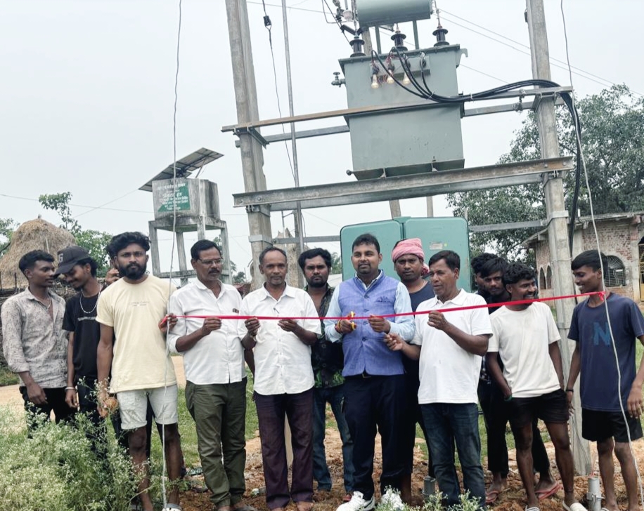 गोला प्रखंड के साड़म में ट्रांसफॉर्मर का उद्घाटन