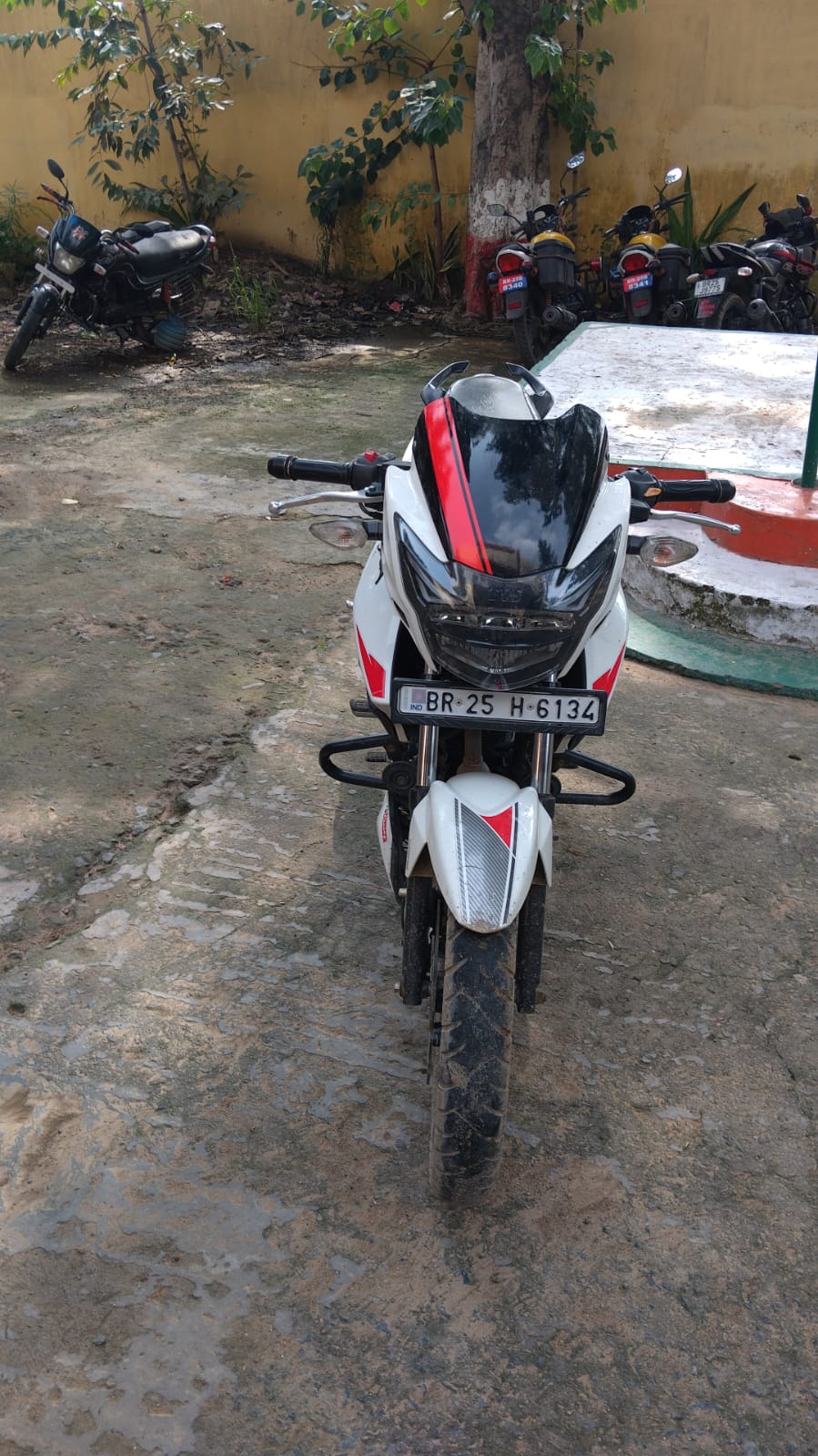 जहानाबाद में एसपी आवास के पीछे से चोरी गई अपाचे बाइक बरामद, झाड़ी में लावारिस हालत में मिली