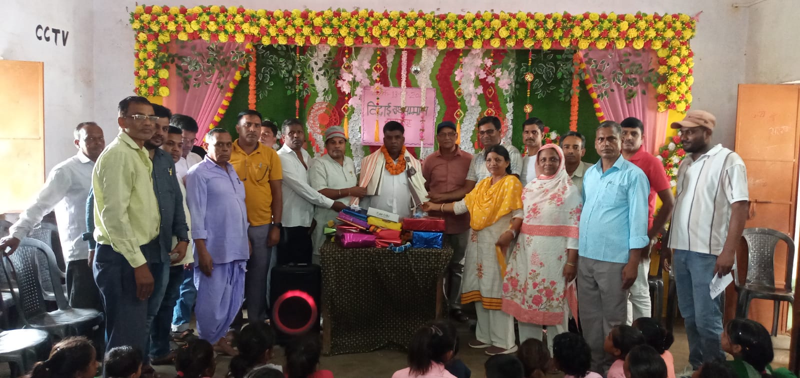 सहायक अध्यापक को दी गयी भावभीनी विदाई