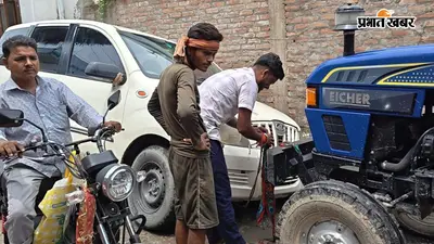 हाजीपुर : महुआ में जर्जर सड़क बनी मुसीबत, नाले में फंसी कार, करीब एक घंटे तक यातायात बाधित