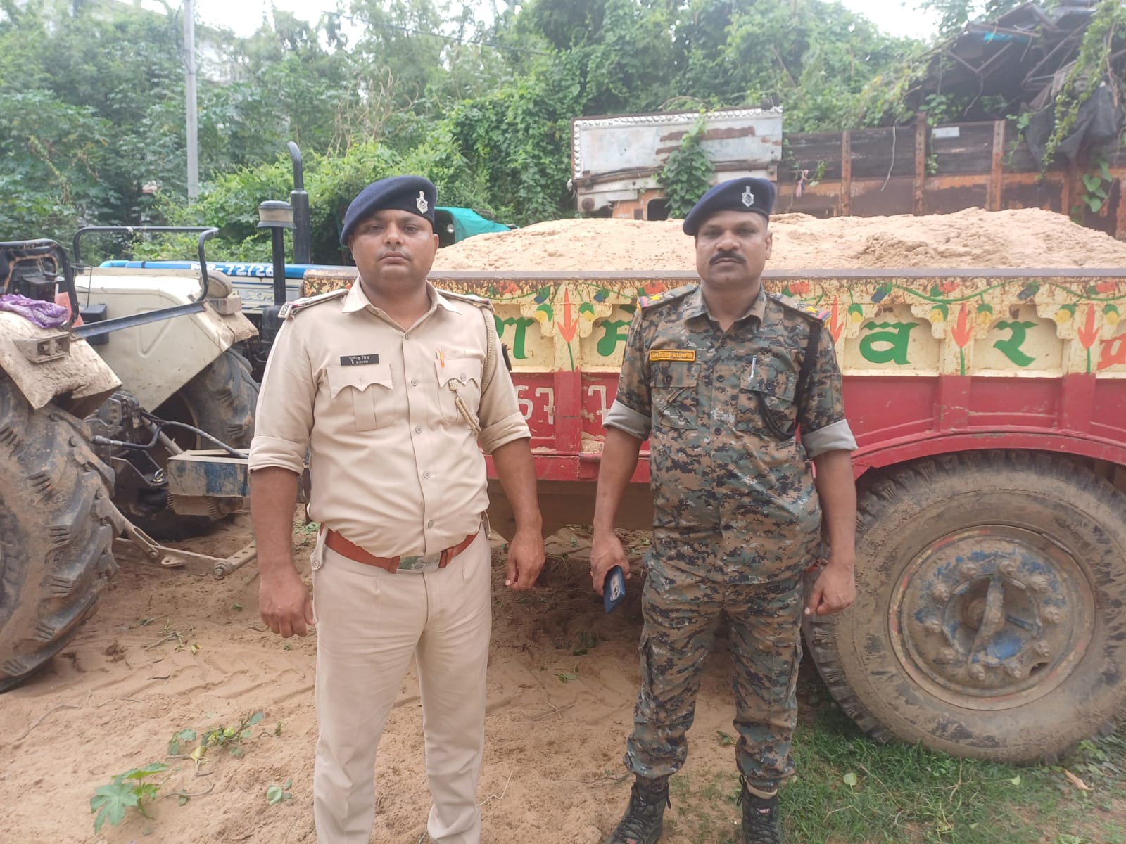 औरंगाबाद में अवैध बालू परिवहन पर पुलिस की बड़ी कार्रवाई, तीन ट्रैक्टर जब्त, चालक फरार