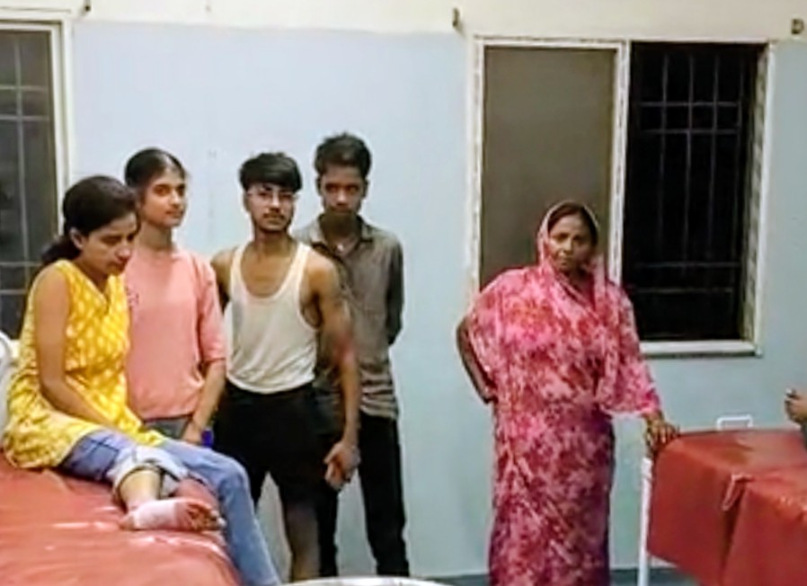 बक्सर: उत्पाद विभाग की गाड़ी ने 3 किशोरियों को मारी टक्कर, एक का टूटा हाथ; चालक फरार