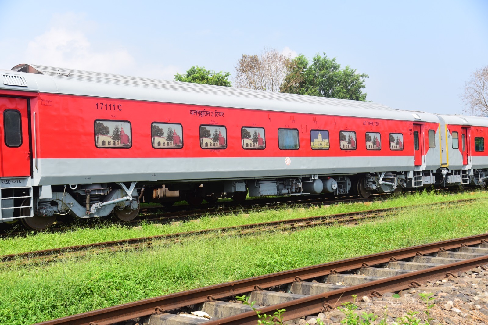 अब नहीं डगमगाएगा लंबी दूरी का सफर... NFR की सभी एक्सप्रेस ट्रेनें हुईं LHB कोच से लैस