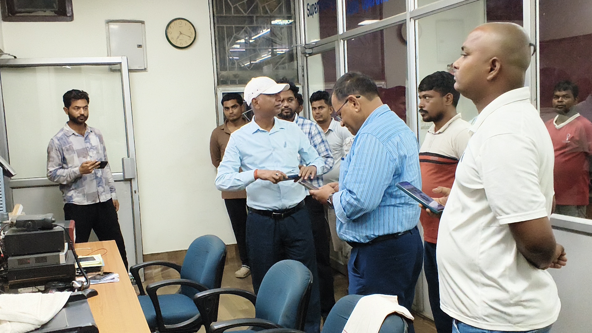 कोसी नदी के जलस्तर में भारी उफान: बराज के 20 फाटक खोले गए, तटबंध के भीतर बढ़े तनाव के बीच इंजीनियर अलर्ट