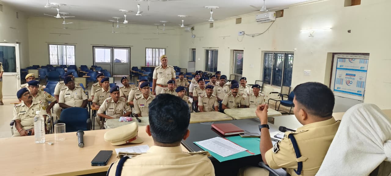 डायल-112 की समीक्षा, एसपी अमित रंजन ने पुलिसकर्मियों को दिए त्वरित रिस्पॉन्स के निर्देश