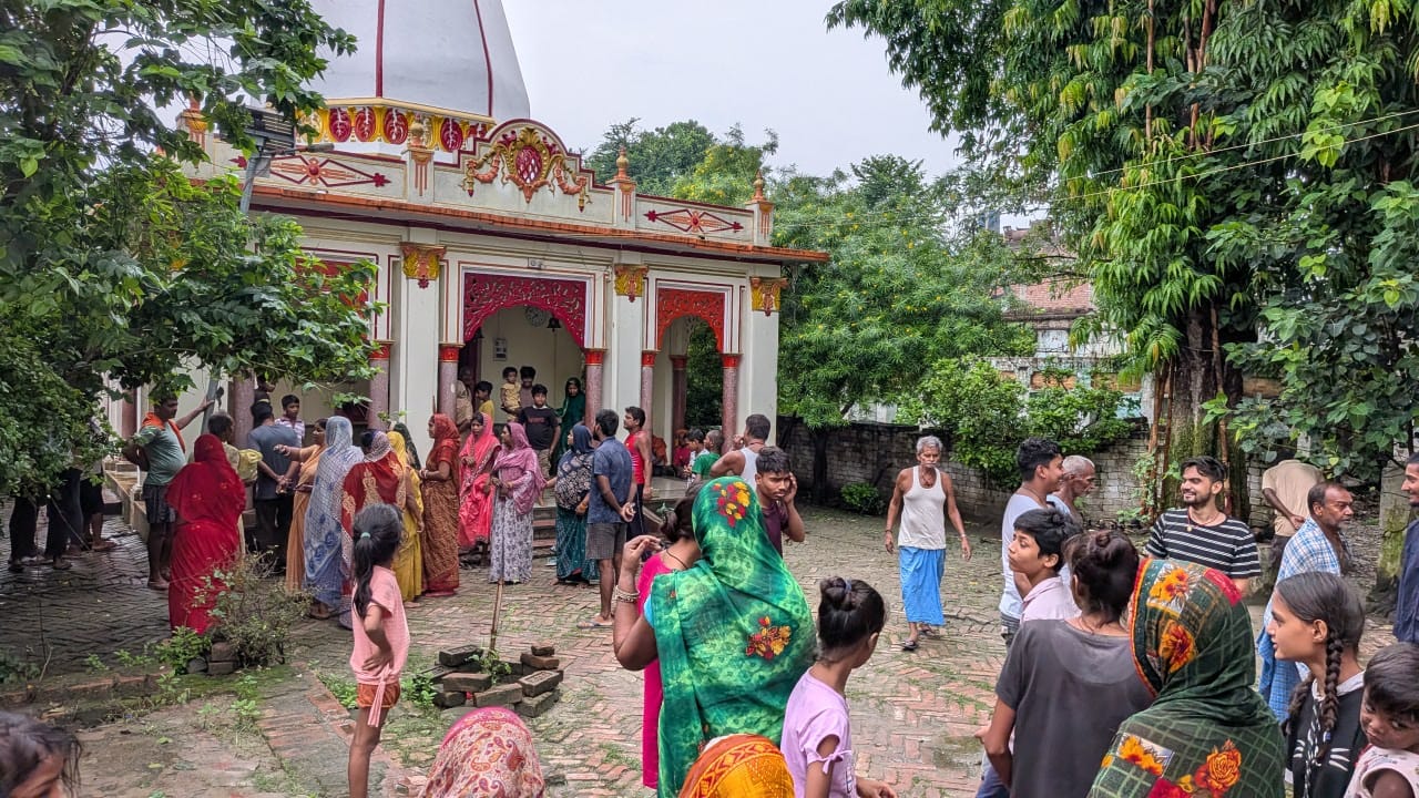 खगड़िया में शिव मंदिर में चोरी से मचा हड़कंप, ग्रामीणों ने कुछ ही घंटों में संदिग्ध को पकड़कर पुलिस को सौंपा