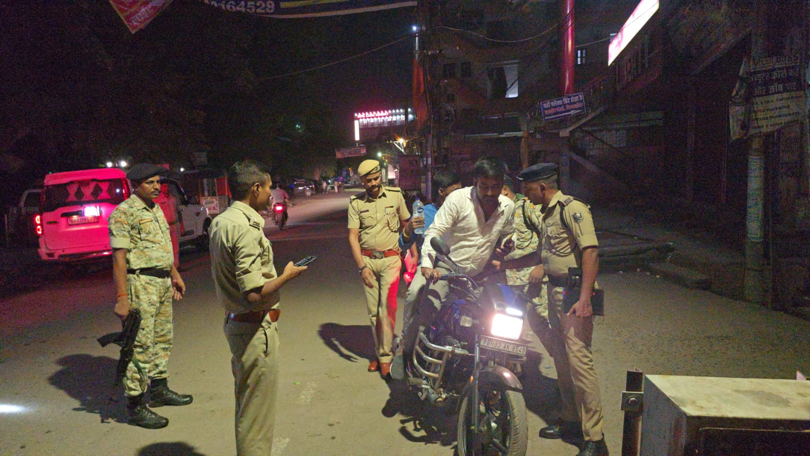 आरा में देर रात एसपी पहुंचे सिंडिकेट-रमणा मैदान इलाके, संदिग्ध वाहनों को रोककर करने लगे जांच