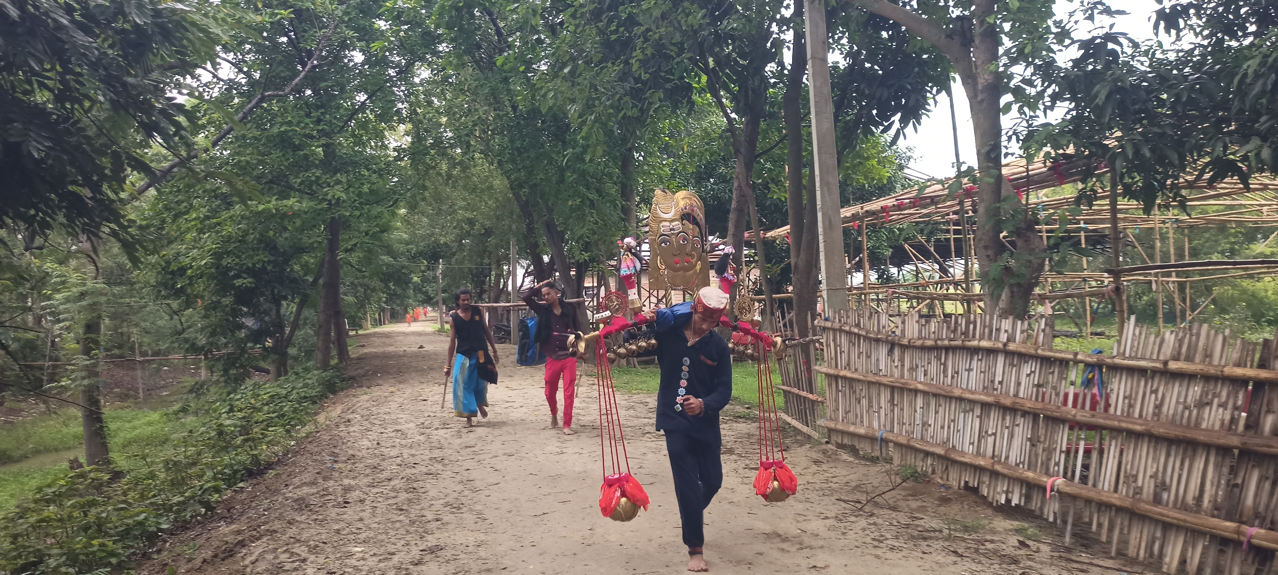 श्रावणी मेले से पहले ही शिवमय हुआ असरगंज: कोलकाता के शिवभक्तों का अनूठा जत्था रवाना