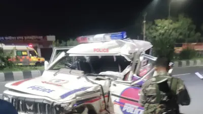 धनबाद में सड़क हादसा: ट्रेलर से टकराई हजारीबाग पुलिस की गाड़ी, सिपाही की मौत