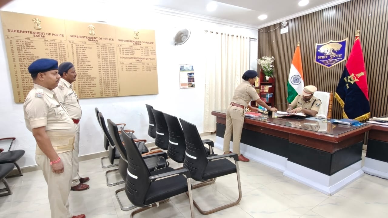 सारण पुलिस लाइन में साप्ताहिक लाइन डे, एसएसपी विनीत कुमार ने सुनी पुलिसकर्मियों की समस्याएं