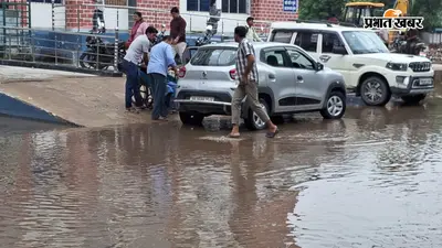 हल्की बारिश में गोपालगंज सदर अस्पताल बना तालाब, जलजमाव से मरीजों की बढ़ी मुश्किल, ड्रेनेज सिस्टम फेल