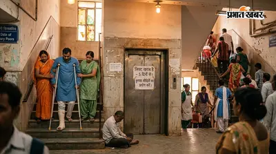 मॉडल अस्पताल में अव्यवस्था का आलम, पांच दिनों से दोनों लिफ्ट खराब, सीढ़ियों से जाने को मजबूर मरीज