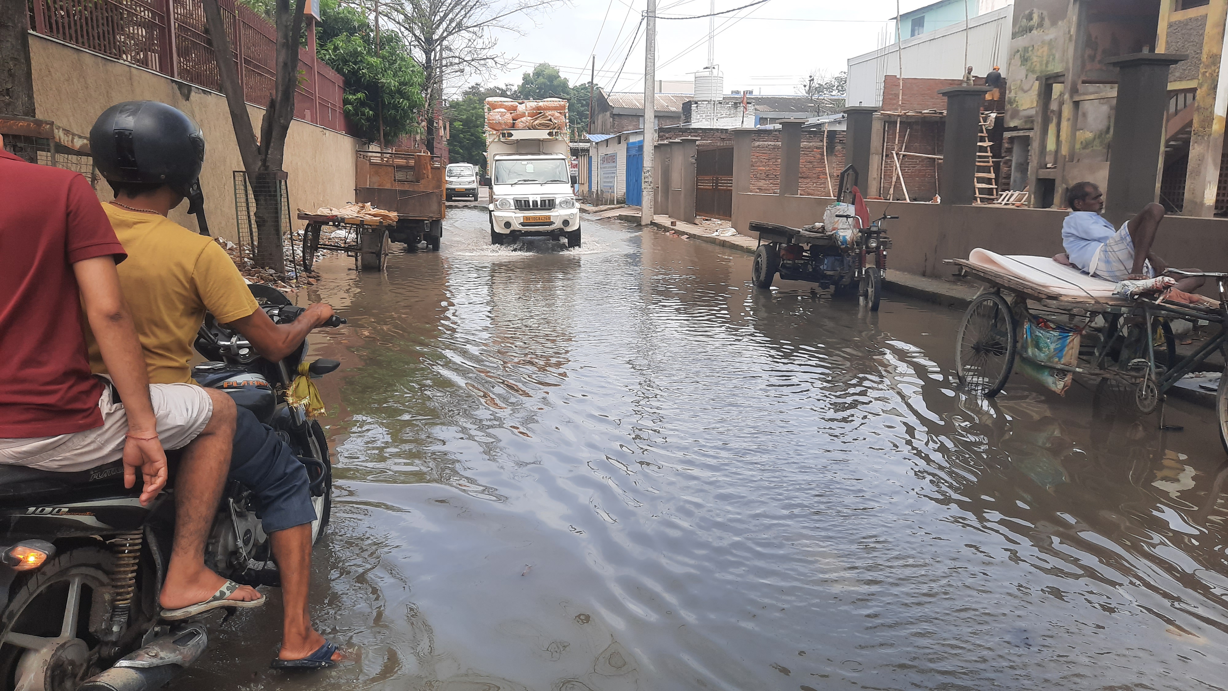बेला इंडस्ट्रियल एरिया फेज-1 बदहाल, जलजमाव और गड्ढों के कारण आए दिन पलट रहे मालवाहक वाहन