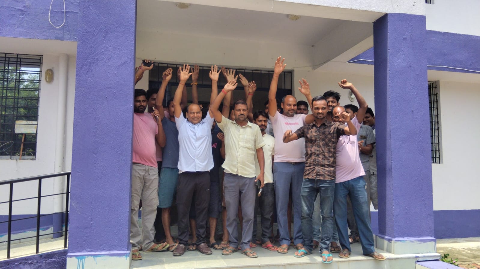 अमरपुर में बिजली संकट पर लोगों ने किया प्रदर्शन, कार्यालय का घेराव कर की शहरी फीडर से जोड़ने की मांग